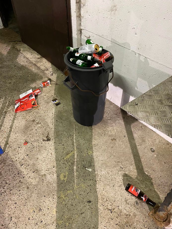 Aan het achtergelaten leeggoed is te zien dat de ongewenste bezoekers flink wat hebben gedronken.