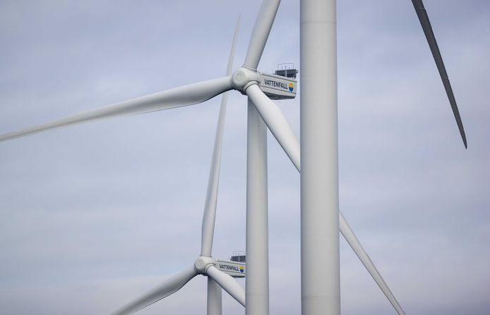 2020-09-30 11:01:45 WIERINGERWERF - Windmolens op windpark Wieringermeer. Het windpark in de Noord-Hollandse Wieringermeer bestaat uit 82 windmolens en wekt voldoende elektriciteit op om 370.000 huishoudens van groene stroom te voorzien. ANP ROBIN VAN LONKHUIJSEN