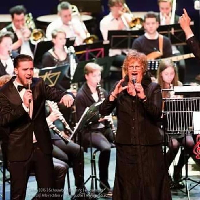 Edith Nieremeijer zingt Barcelona samen met zanger Leonardus.
