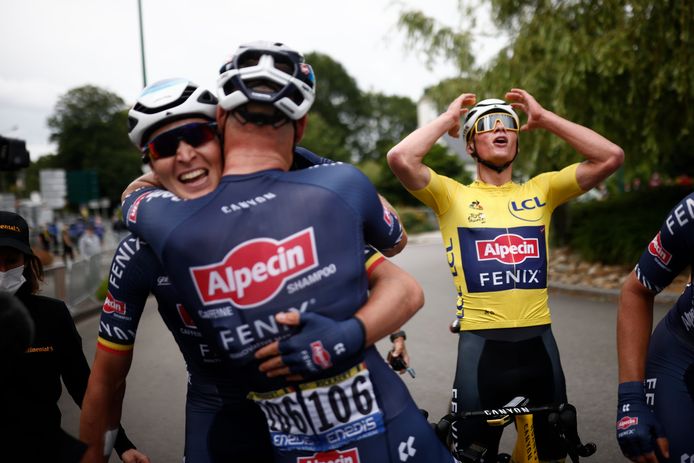 Merlier omhelst Rickaert na zijn etappewinst in de Tour, op de achtergrond viert ook Mathieu van der Poel mee.