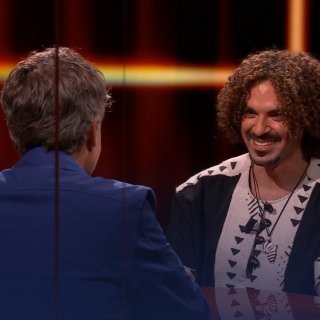 Adil El Arbi toonde zich in de laatste ‘Alleen Elvis’ bedachtzamer dan hij als flapuit weleens doet uitschijnen