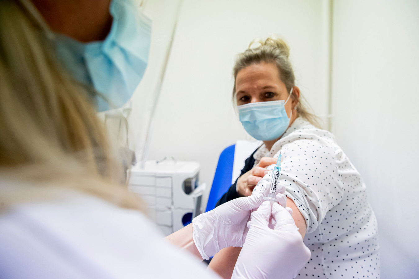Een Huisarts oefent op 7 december tijdens het vaccinatieproces voor een dan nog beschikbaar te komen Covid-19-vaccin.