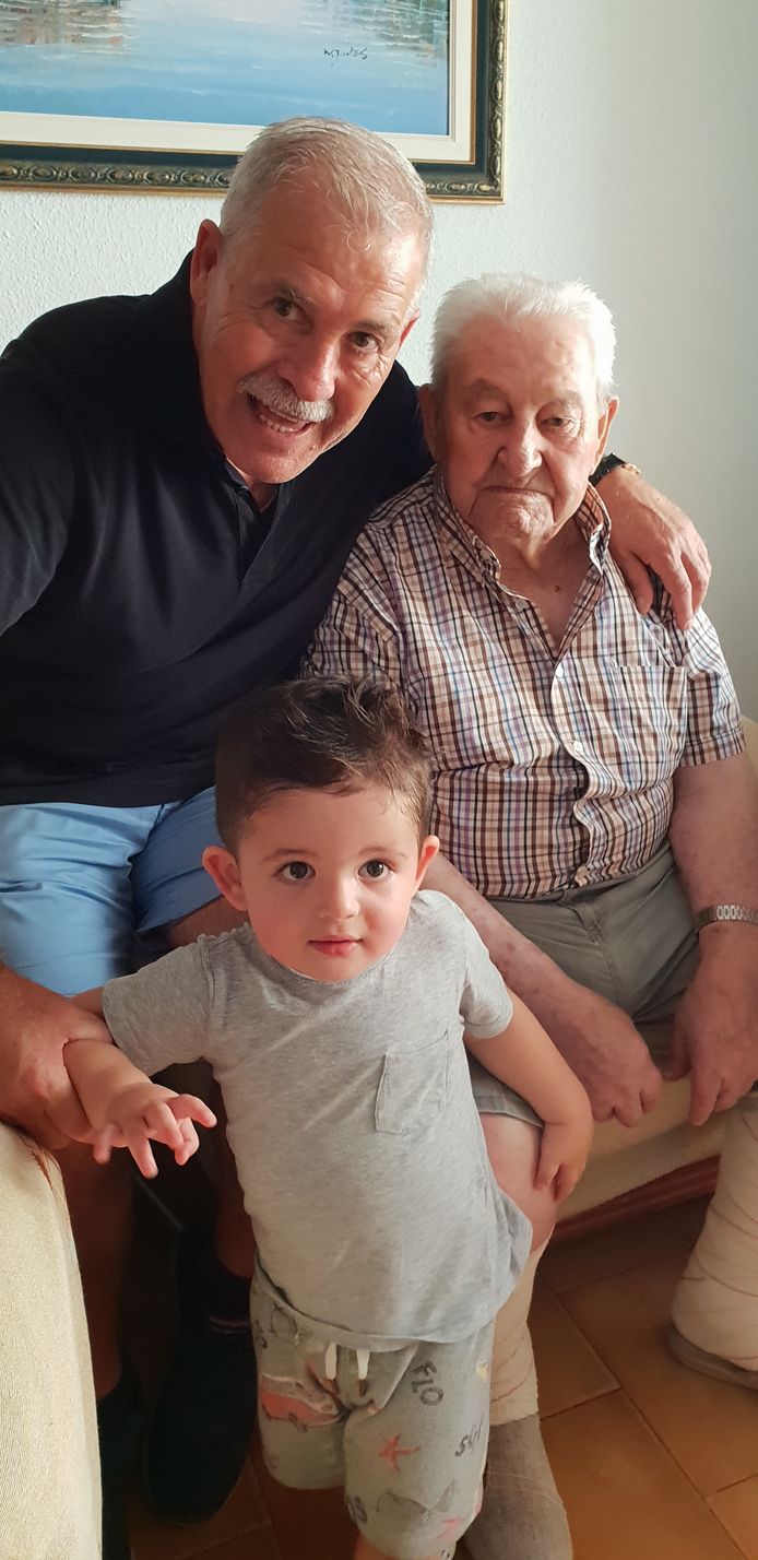 Belles papa en grootvader met haar zoontje Ellìa.