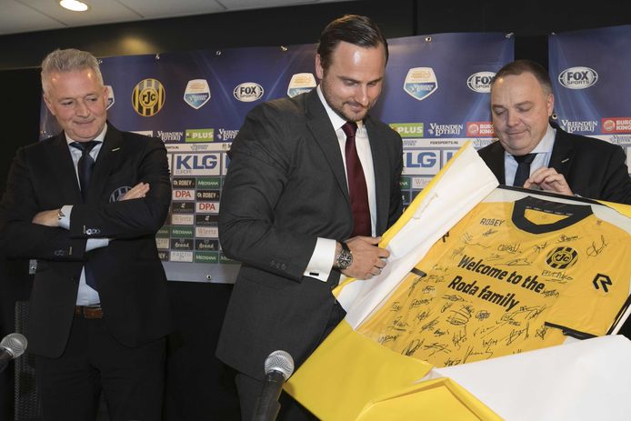 Van links naar rechts: Ton Caanen, Aleksei Korotajev en Wim Collard tijdens de presentatie bij Roda JC.