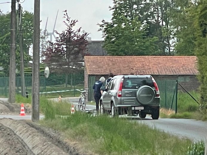 Bij een ongeval in de Tinnenpotstraat in Emelgem (Izegem) liep een 15-jarige fietser levensgevaarlijke verwondingen op.