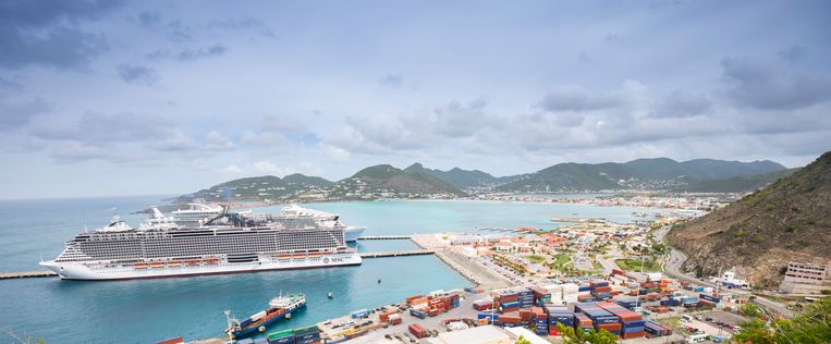 De (thuis)haven van Sint-Maarten met op de achtergrond hoofdstad Philipsburg.  Beeld Niels Wenstedt / ANP