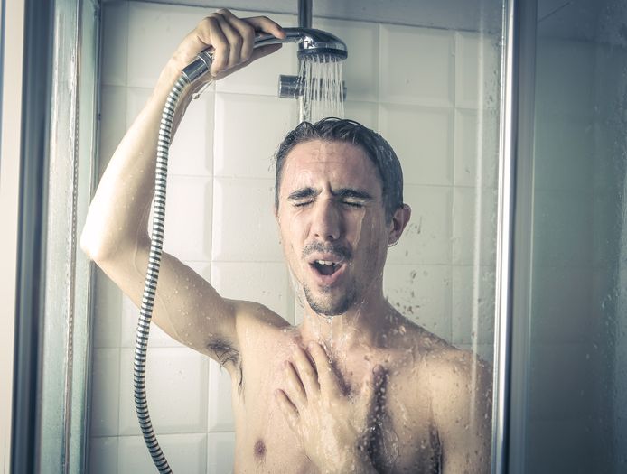 Naakte man neemt ongewenst douche in huis twee vrouwen en wordt naakt straat op gejaagd