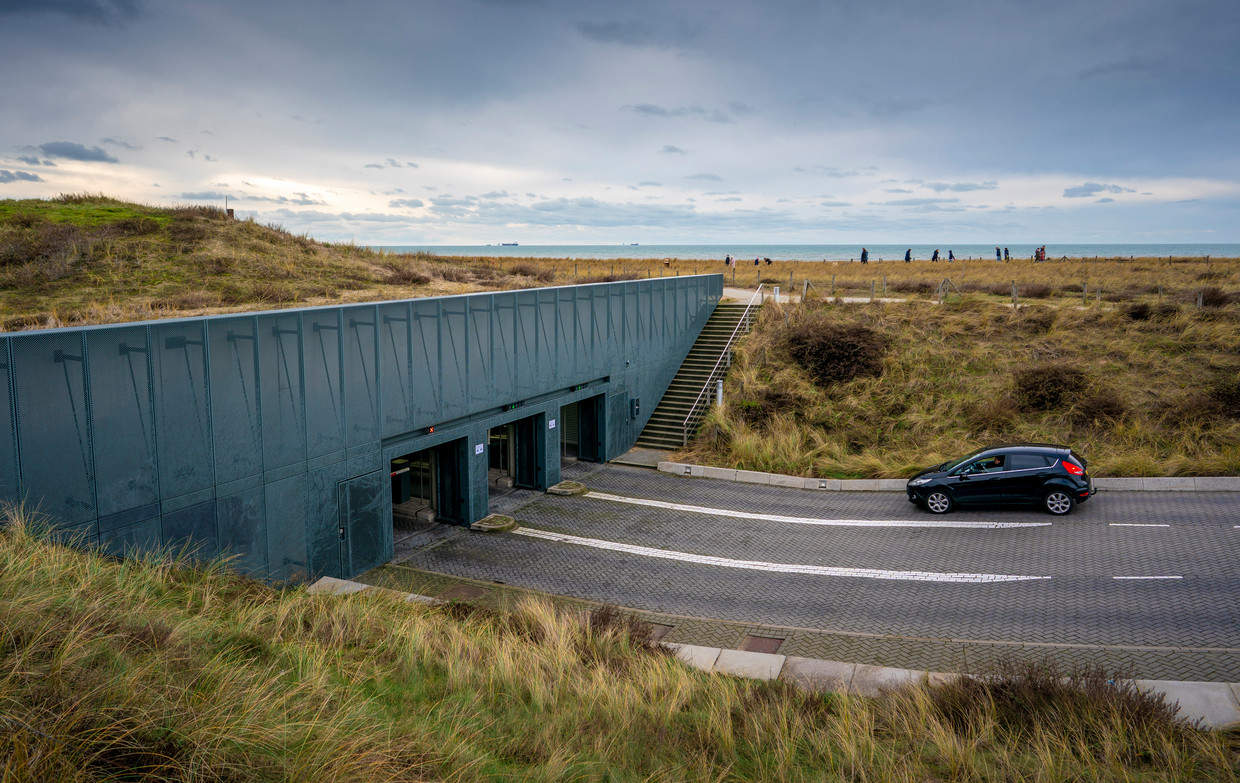 ‘Eerste dijk ter wereld met een verdienmodel.’ De zeewering annex duin annex parkeergarage in Katwijk. Beeld Freek van den Bergh / de Volkskrant 