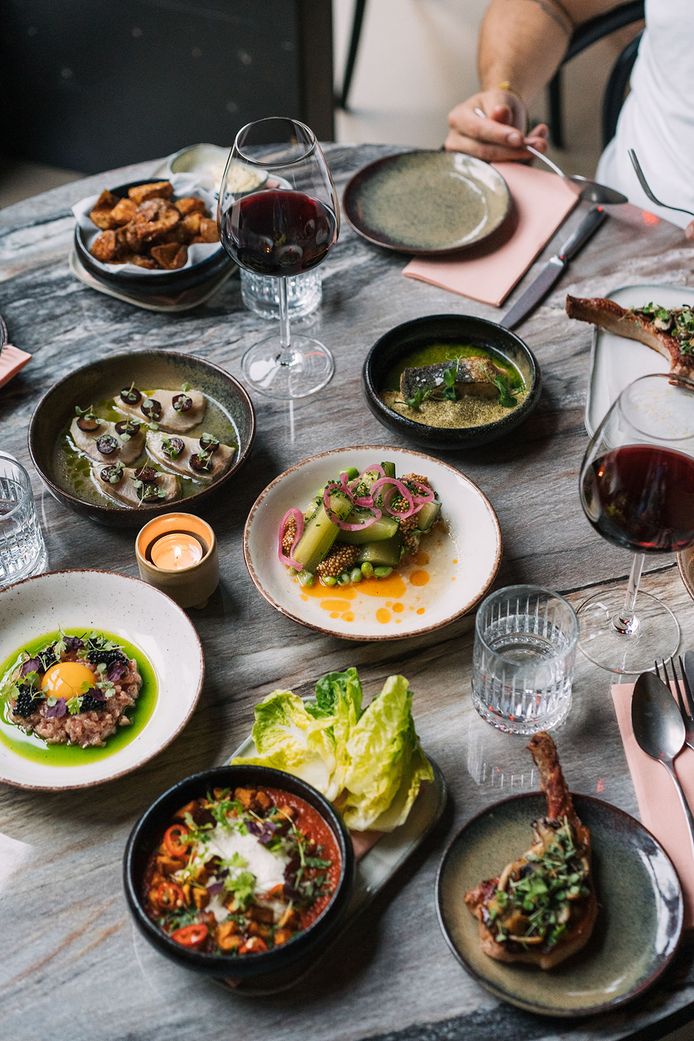 Côté restaurant, les menus sont composés de plats à partager à deux ou à plusieurs.
