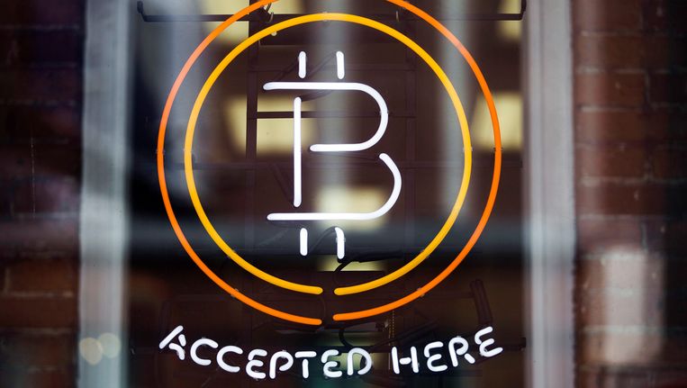Een winkel in Canada adverteert met de mogelijkheid om met bitcoins te betalen. Beeld reuters