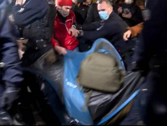 Tentenkamp in Parijs hardhandig ontruimd: politie gooit migranten letterlijk uit hun tent