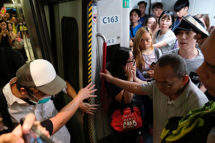 Activisten houden de deuren van de treinen open, zodat ze niet kunnen vertrekken.