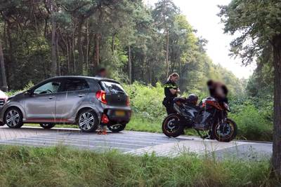 Deel autobumper komt los bij botsing tussen auto en motor in Vlijmen