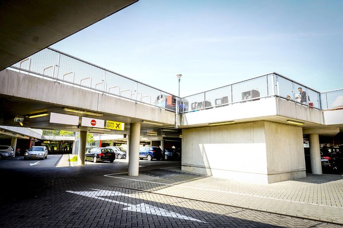 In de parkeergarage van Meerhoven centrum, nu Terminal M geheten, zijn 150 van de 400 plaatsen gereserveerd voor Fly & Drive naar Eindhoven Airport.