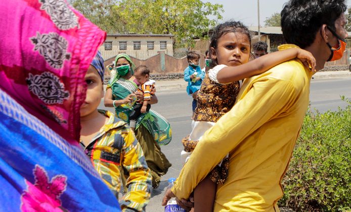 Une famille indienne obligée de se rendre à pied dans son village d'origine à cause de la crise du coronavirus.