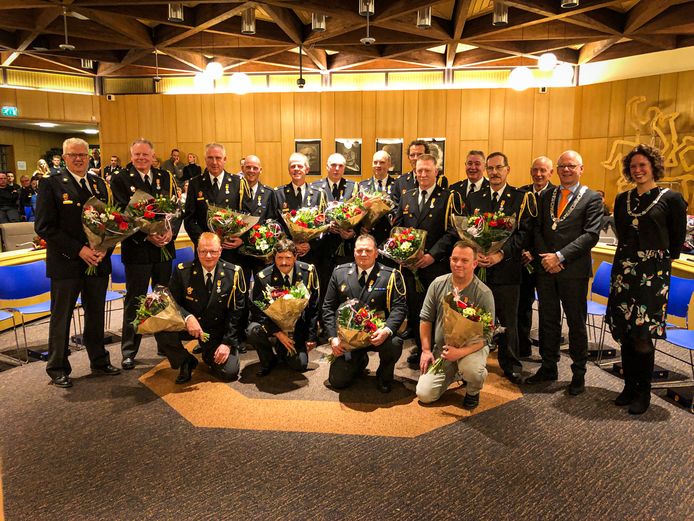 Er werden 16 Koninklijke onderscheidingen en 6 medailles uitgereikt tijdens de jaarlijkse avond voor brandweer jubilarissen van Rheden en Rozendaal.