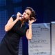 Lenette van Dongen staat vitaal en expressief op het toneel, met een reeks scherpe observaties en mooie liedjes ★★★☆☆