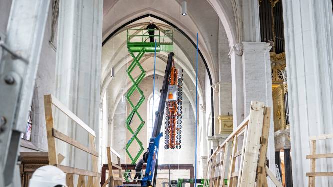 Nu loopt het wél goed af: hoe je een glasplaat van 3000 kilo in een iconische kerk ‘slingert’