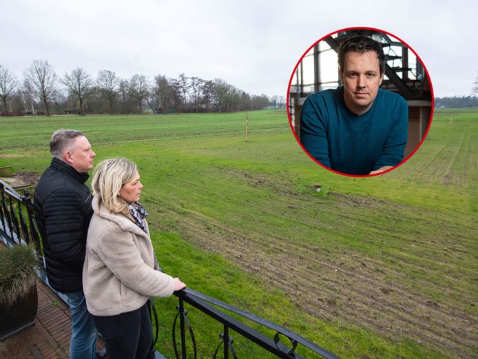 Rene Schrooten en zijn vrouw Gerdie zijn boos. Boos op de gemeente Wierden en Pure Energie, want opeens blijkt er een groot zonnepark op een paar meter van zijn voordeur te komen.
