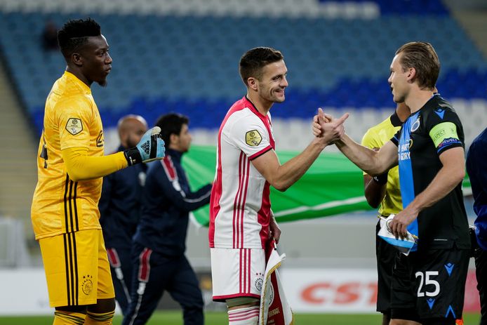 Ajacied Dusan Tadic groet Ruud Vormer van Club Brugge.