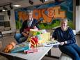 Hinke van der Veen (links) en Alice Oldenhof geven de speelgoedbeurs een tweede leven.