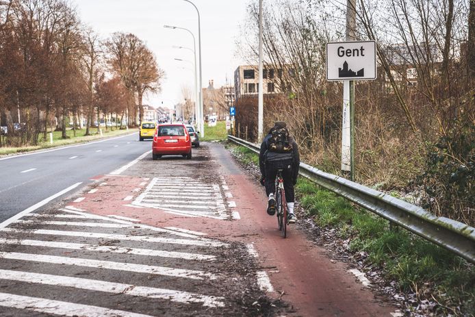 Op de Drongensesteenweg zijn de fietsstroken vandaag niet bepaald breed...