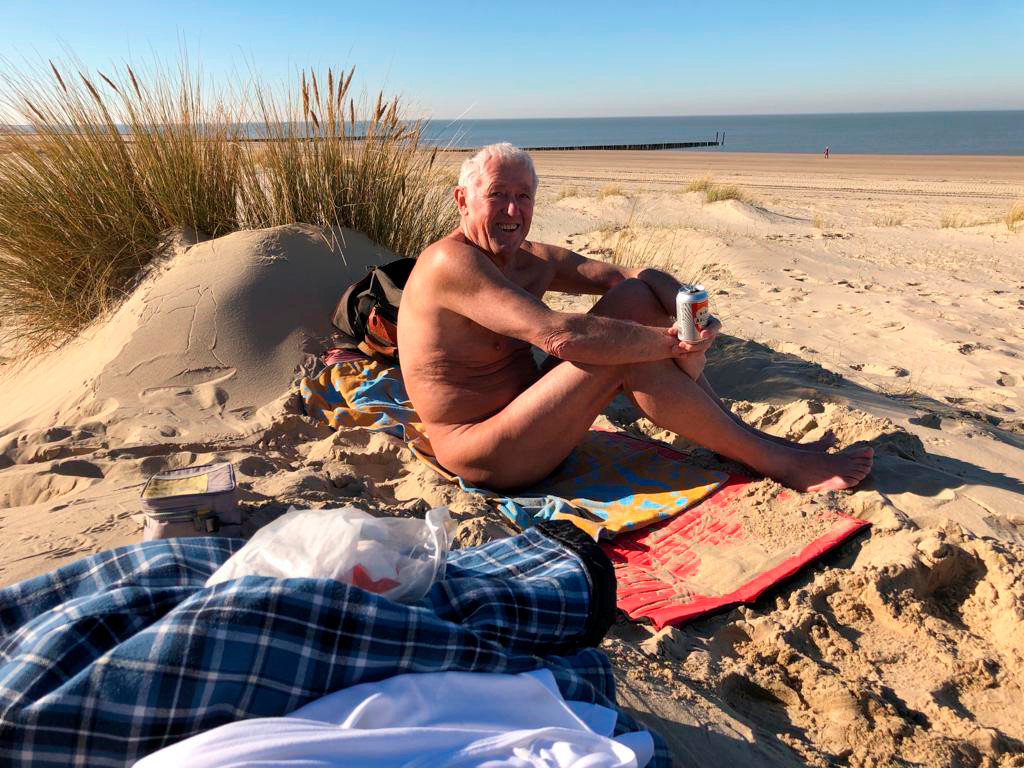 Het is nog winter, maar Karl-Heinz (76) ligt al naakt op het strand in  Zeeland | Foto | gelderlander.nl