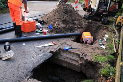 Sinkhole door kapotte riolering zorgt voor overlast in Wekerom