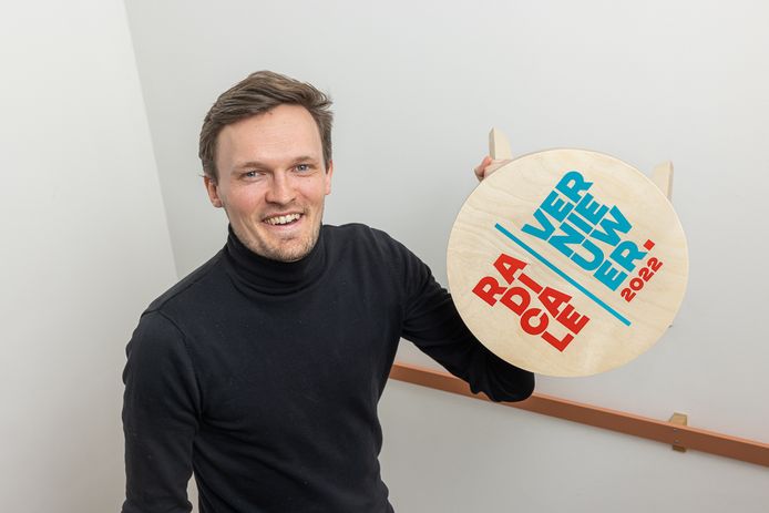 Mathias Crab van ArmenTekort neemt de prijs in ontvangst.