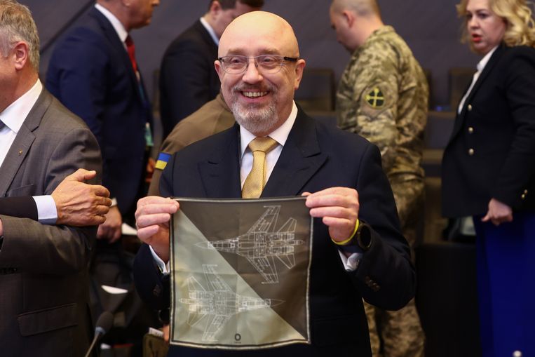 Bij aanvang van overleg in Brussel haalde de Oekraïense defensieminister Oleksii Reznikov tegenover de pers een zakdoek tevoorschijn met daarop een afbeeldingen van een Soe-27-gevechtsvliegtuig.  Beeld ANP / EPA