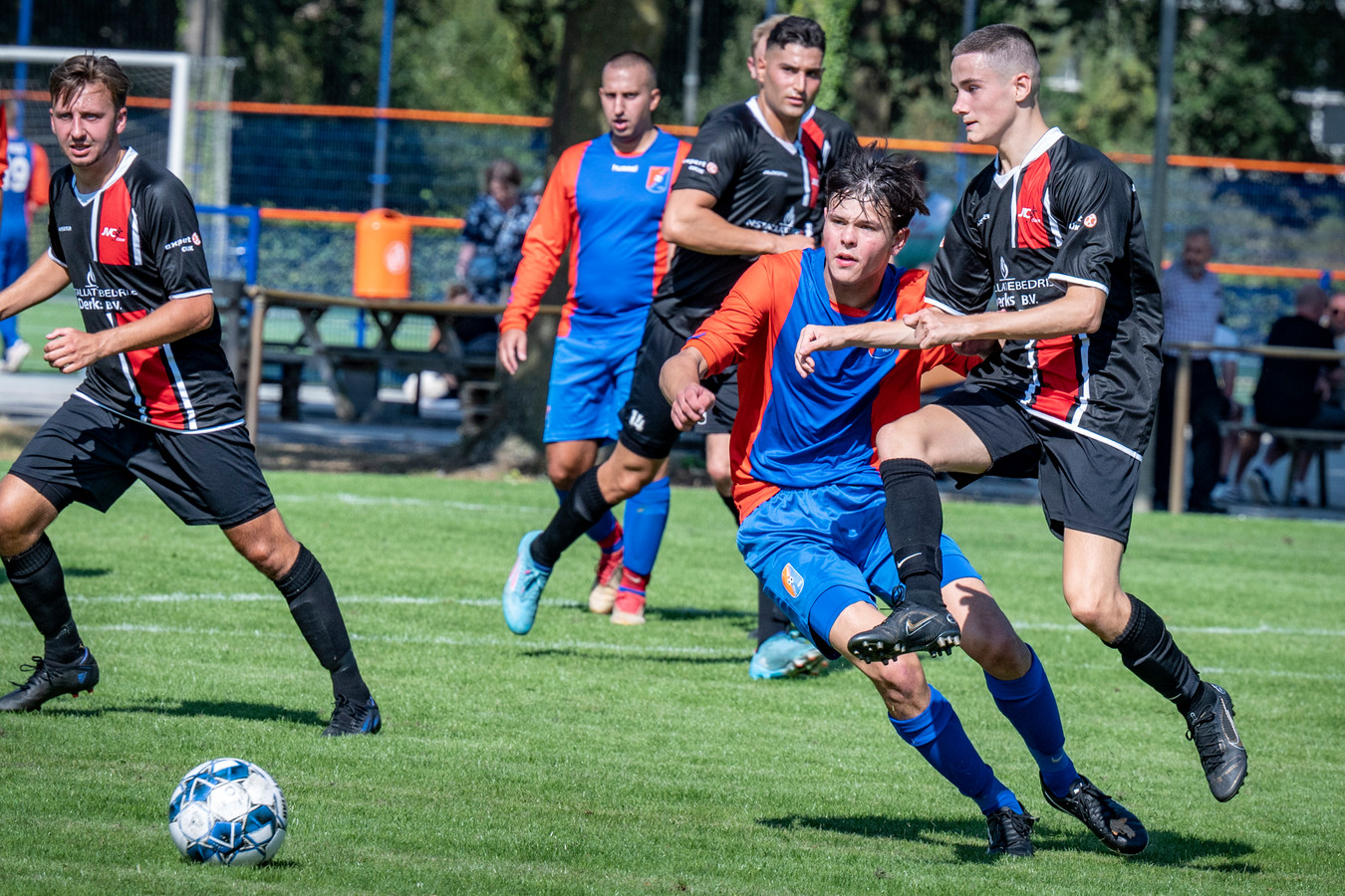 JVC, hier in actie tegen Oranje Blauw, verloor zaterdag flink van Veenendaal.