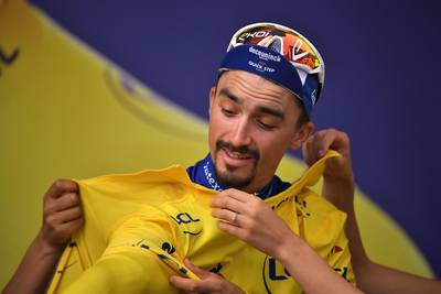 Alaphilippe geeft gele trui weg aan bibberend jongetje