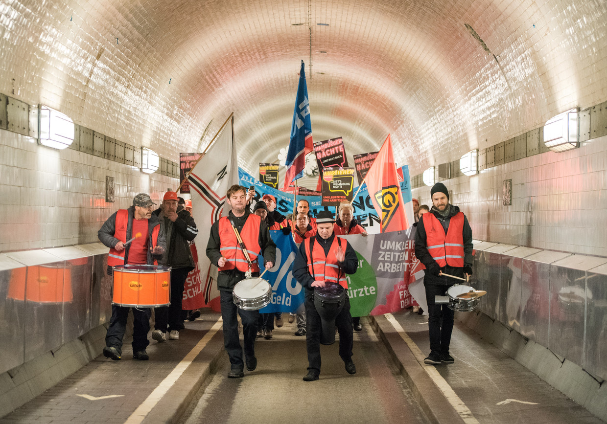 Een van de stakingsmarsen, vorige maand door de oude Elbe Tunnel in Hamburg. Beeld Daniel Bockwoldt/dpa
