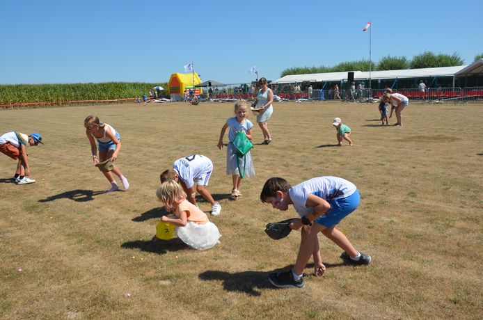 Een snoepdropping tijdens de fly-in van de 20-jarige modelluchtvaartclub 'The Little Wings’ uit Heldergem (Haaltert).