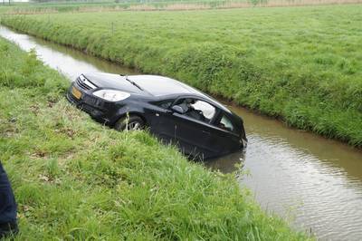 Auto belandt in de sloot in Herpt, chauffeur komt met de schrik vrij
