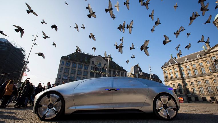 De zelfrijdende, hybride F 015 van Mercedes in maart van dit jaar tijdens een presentatie op de Dam Beeld ANP