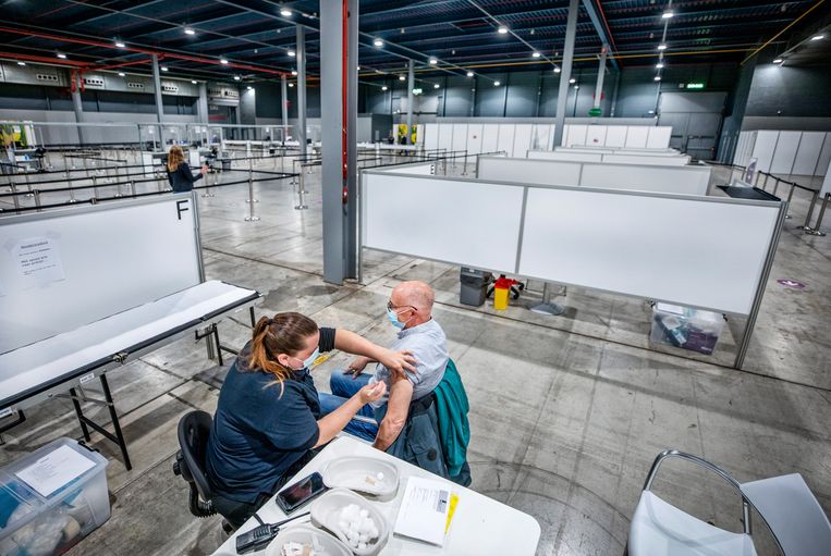 Een man wordt in het voorjaar van dit jaar in Utrecht gevaccineerd. In theorie wordt groepsimmuniteit bereikt (de situatie waarbij het virus helemaal niet meer rondgaat) als zo’n 85 procent van de gehele bevolking beschermd is tegen het virus, door vaccinatie of eerdere besmetting.  Beeld Raymond Rutting / de Volkskrant