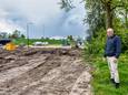 Nick Buijks woont in de oksel van Hooipolder, langs zijn grond vinden al werkzaamheden plaats voor uitbreiding van de snelweg.