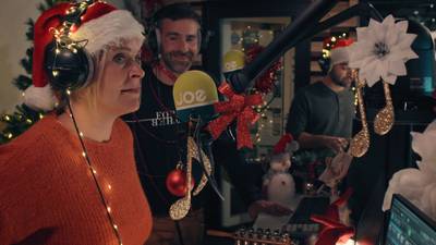 Kerstmis in ‘Familie’: Vanessa zingt Kliek-kerstsingle live bij radiozender Joe