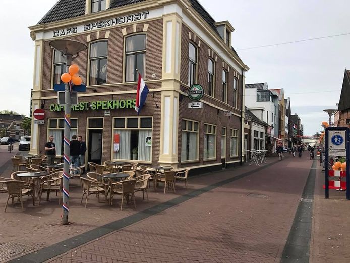 Café Spekhorst is een blikvanger aan de kop van de Grotestraat in Rijssen.