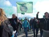 Klimaatactivisten betreden Eindhoven Airport via gat in hek