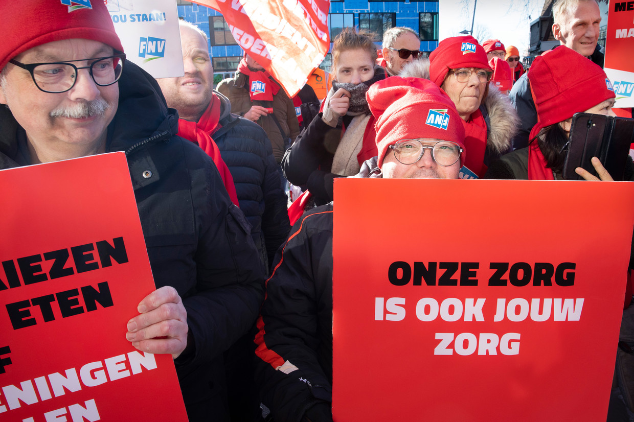 Werknemers van sociale werkplaatsen demonstreren voor het gemeentekantoor van Helmond. Beeld Ton Toemen