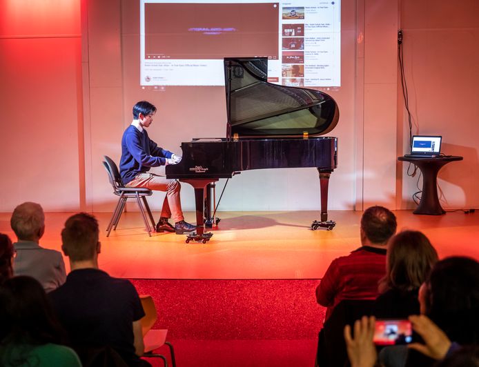 Een van de weinige leerlingen van Chinese afkomst voerde een werk van componist Rachmaninov uit op piano tijdens de feestelijke nieuwjaars- en HSK-bijeenkomst op het Stedelijk College Henegouwenlaan in Eindhoven.