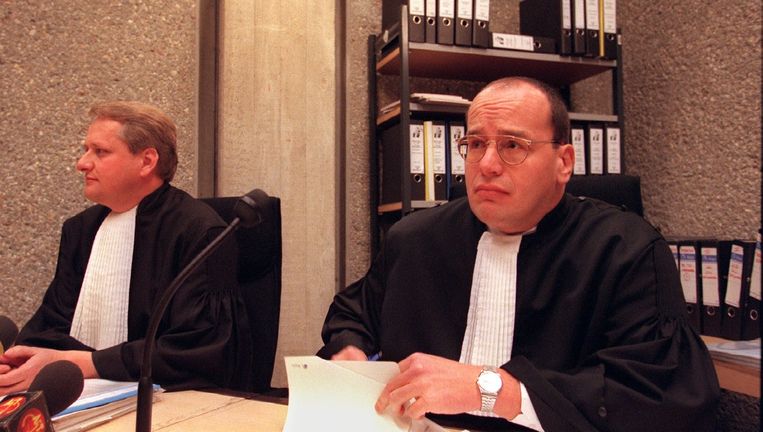 Fred Teeven (rechts) als officier van justitie in 1996 bij de zaak tegen Johan V., alias de Hakkelaar. Beeld ANP