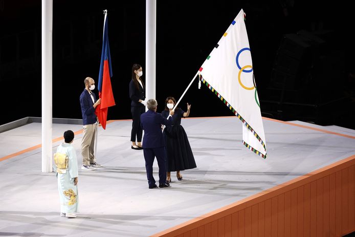 JO de Tokyo : la maire de Paris Anne Hidalgo a reçu le drapeau olympique,  en route
