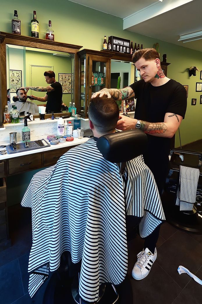 Elvar Schapendonk in zijn nieuwe barbershop Bruut in Roosendaal.  Foto Pix4Profs/Peter van Trijen