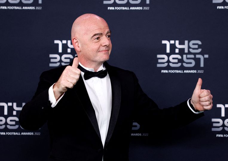 Fifa-president Gianni Infantino poseert voor de fotografen bij de uitreiking van de Fifa-awards, op 27 februari in Parijs.  Beeld Reuters