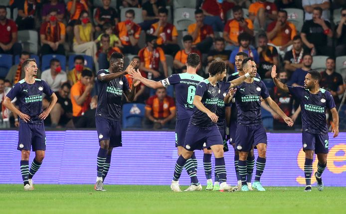 PSV viert de 0-2 van Marco van Ginkel.