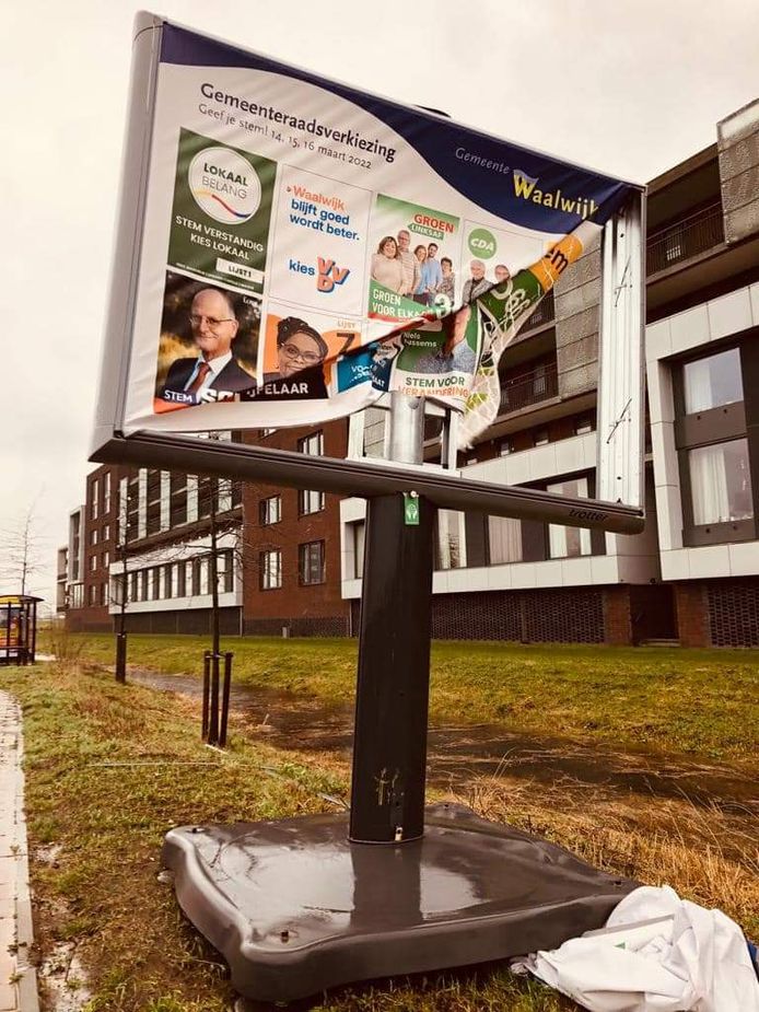 Niet alle luxe verkiezingsborden in Waalwijk hebben de storm overleefd.