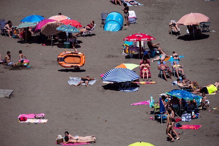 Zonnekloppers op een strand in Málaga, voor de grote drukte afgelopen weekend op gang kwam. Beeld EPA